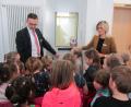 Bild: hai
Bei der Führung lassen Geschäftsstellenleiter Edmund Wegmann und seine Kollegin auch die Sicherheitsschleuse nicht aus.