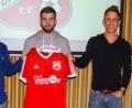 Bild: exb
Der Vorsitzende des FSV Gärbershof, Siegfried Jobst (links), und Spielerrtrainer Sven Seitz (rechts) mit Torwart Dominik Haas, der zur neuen Saison vom Bezirksligisten FC Amberg nach Gärbershof wechselt.
