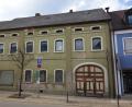 Bild: fjo
Eine markante, ja fast einzigartige Fassade weist das Anwesen Hauptstraße 17 allemal auf. Für eine Umwandlung in fünf Wohnungen für junge Familien entschied sich der Marktrat nun, wobei das gewählte Förderprogramm erst einen Start im Jahr 2022 ermöglicht.