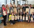 Bild: exb/Handwerkskammer
Sie sind begeistert von den Arbeiten der Schüler: Tobias Knauer (rechts), Schulleiterin Irene Sebald (links), Schreinermeister Gerhard Weiß (Zweiter von rechts) sowie der OWV-Vorsitzende Rudolf Bäumler (Zweiter von links) und der Vogelwart Manfred Witt (Vierter von links).