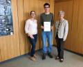 Bild: exb
Kepler-Schüler Elias Neumann ist beim Landeswettbewerb Mathematik erfolgreich. Schulleiterin Sigrid Bloch (rechts) und Lehrerin Stephanie Kiener gratulieren.
