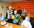 Bild: gz
Die Mitglieder der Kirchenverwaltung und des Pfarrgemeinderats um Pfarrer Erwin Bauer und Pfarrvikar Bivin gratulieren Schwester Ehrengard nachträglich zum 85. Geburtstag.
