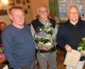 Bild: hai
50 Jahre gehört Fritz Grüner aus Speichersdorf (Mitte), 25 Jahre Karl Vogel aus Windischenlaibach (rechts) dem Obst- und Gartenbauverein ein. Vorsitzender Horst Surauf dankt es ihnen mit Treueurkunden und Blumenbouquets.