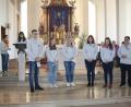 Bild: bjp
Auch mit kleinen Taten kann man Großes bewirken: Daran erinnern Mitglieder der Burkhardsreuther Landjugendgruppe im Misereor-Gottesdienst.