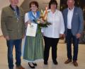 Bild: was
Barbara Schrott (Zweite von links) bekam von Gauschützenmeister Heinrich Fraunholz (links) im Beisein der neuen Schützenmeisterin Monika Lobenhofer und Bürgermeister Roland Strehl (rechts) die Verdienstauszeichnung am Band des Oberpfälzer Schützenbundes überreicht.