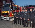 Bild: sön
Zur Fahrzeugsegnung waren neben dem neuen MLF und der Wolfsbacher Fahnenabordnung Feuerwehrvorsitzender Heinrich Eichenseer, KBI Hubert Blödt, KBM Jürgen Ehrnsberger und 2. Kommandant Dominik Ernst angetreten.