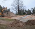 Bild: Kunz
Und hier wollen schon Mitte Mai die ersten Badegäste liegen? Oberhalb des Wellenbeckens im Schätzlerbad breitet sich aktuell eine große Baustelle aus.