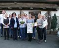 Bild: kgg
Liane Kolb (Mitte, mit Blumen), ist jetzt nach 27-jähriger Tätigkeit als Metzgerei-Fachverkäuferin beim "Thamanigl" verabschiedet worden. Gisela Malzer (Vierte von links) und die Mitarbeiterinnen wünschten eine gute Zeit.