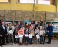 Bild: wfw
Die örtlichen Gewinner bei der Preisverleihung in der Grund- und Mittelschule Hirschau mit (von links) Vorstand Norbert Waldhauser von der Raiffeisenbank, Jurymitglied Heinz Steinkohl, Vertreterinnen der Schulen und Drittem Bürgermeister Peter Leitsoni (Zweiter von rechts).