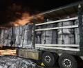 Bild: exb/Feuerwehr Schwandorf
Rund 30 000 Euro Schaden entstanden bei dem Brand eines Lastwagens auf einem Parkplatz vor der Autobahn-Ausfahrt Schwandorf-Mitte.