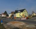 Bild: kgg
Am Ortsausgang in der Egerer Straße ist die Baustelle eingerichtet. Die Bundesstraße ist voraussichtlich bis zur Jahresmitte halbseitig gesperrt; der Verkehr wird mit Ampelbetrieb geregelt.