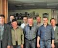 Bild: hl
Die Geschicke der Jagdgenossen lenken künftig Vorsteher Hans Reindl (Zweiter von links), dessen Stellvertreter Matthias Schiml (Vierter von rechts) und Schriftführer Hans Dumler (Dritter von links). Jagdpächter Rainer Bayer, mit seinen Mitjägern Peter Götzl (von rechts) und Andreas Eberl (links), lobt die bisherige Zusammenarbeit.
