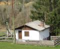 Bild: bra
Die Wurz-Hütte oberhalb des Skihangs in Unterweißenbach ist in die Jahre gekommen und soll bis zum Jubiläum 2020 wieder auf einen zeitgemäßen Zustand gebracht werden. Der Vorschlag des Vorstands, die Hütte abzureißen und in Holzbauweise wieder aufzubauen, fand bei der Generalversammlung ein einstimmiges Votum. Samt Eigenleistung der Mitglieder, Zuschüsse und Spenden sind Kosten in Höhe von rund 12 000 Euro zu stemmen. Mit Peter Gradl, dem Eigner des Grundstücks, ist eine Verlängerung des 2031 auslaufenden Erbpachtvertrags angestrebt.