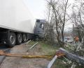Bild: Christopher Dotzler
Der Schaden an der Leitplanke und am Lastwagen beläuft sich nach einem Unfall am Mittwochnachmittag im fünfstelligen Bereich.