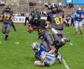 Bild: Fabian Gruber
Mit allen Mitteln versuchten die Regensburg Royals, die Amberger zu stoppen. Nicht immer erfolgreich: Die Mad Bulldogs (links Reacon Jackson, rechts Max Weigert) gewannen ihren letzten Test vor Beginn der Landesliga-Saison deutlich mit 32:0.