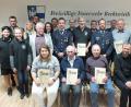 Bild: fz
Neuaufnahmen gibt es bei der Feuerwehr Bechtsrieth neben der außergewöhnlichen Ehrung für Josef Kick (sitzend, Zweiter von links), der vor 75 Jahren als Aktiver zur Wehr kam.