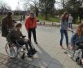 Bild: dob
Mit welchen Schwierigkeiten Behinderte jeden Tag kämpfen, sollen Realschüler bei einem Projekt zum Thema "Mit Behinderung leben" erfahren. Beate Götz (hinten, rechts) und Martina Grüner (orange Jacke) vom HPZ ermöglichen den Schülern einen Einblick.