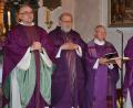 Bild: jr
Pfarrer Sven Raube, Pater Benedikt Leitmayr, Pfarrer Hermann Drischberger und Kaplan John (von links) beim Gottesdienst zum Resl-Gebetstag.