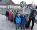 Bild: rn
Angeführt von Musikant Gerd Retzer tragen Kinder den Osterschmuck zum Dorfbrunnen.
