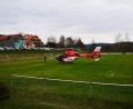 Bild: rti
Hubschrauber-Einsatz in Neualbenreuth: Weil sich Maximilian Röckl schwer am Knie verletzt hat, musste der Spieler des Kreisklassisten SV Pechbrunn ins Krankenhaus geflogen werden.