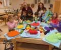 Bild: rn
Unter Anleitung von Gabriele Siegl (links) und Marita Gradl machen die Schüler den Werkraum der MGS zu einem Obst- und Gemüseladen.