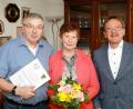 Bild: njn
Bürgermeister Hans Donko (rechts) überbrachte zur Goldenen Hochzeit von Ludwig und Annemarie Schmidt die besten Glückwünsche.
