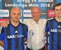 Bild: exb
Teammanager Hannes Beer (Mitte) freut sich über die Vertragsverlängerungen vom Torwart Matthias Götz (links) und Mittelfeld-Stratege Stefan Graf bei der SpVgg SV Weiden.