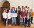Bild: fvo
Die KLJB Waldthurn mit den beiden Vorsitzenden Hannah-Sophia Hornstein (Dritte von links) und Julian Steiner (Vierter von links) übergeben den 600-Euro-Scheck an den Vorsitzenden der Tafel Weiden-Neustadt, Josef Gebhardt.