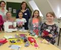 Bild: mül
VHS-Kindernähkurs: Das Foto zeigt die stolzen jungen Teilnehmerinnen mit den selbst genähten Gegenständen, die sie mit nach Hause nehmen konnten, sowie die Kursleiterinnen Irene Weber (Dritte von links) und Evi Kürzinger (Sechste von links).