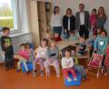 Bild: jr
Bürgermeister Roland Grillmeier (Mitte), Kinderhausleiterin Sigrid Eger (rechts) und die Mädchen und Buben sowie das Team der fünften Kindergartengruppe im neuen Gruppenraum, der nach Ostern bezogen wird.