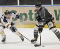 Bild: brü
Felix Söllner (rechts) feierte nach drei Jahren Pause ein gutes Comeback beim ERSC Amberg. Der 26-Jährige wird auch in der kommenden Saison das Löwen-Trikot tragen.