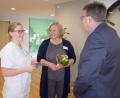 Bild: Klinikum/Dietl
Pflegedirektorin Kerstin Wittmann (Mitte) und Kaufmännischer Direktor Hubert Graf freuen sich mit Franziska Dischner (links).