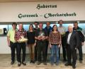 Bild: slh
Beim Starkbierfest im neu renovierten Schützenheim der Hubertusschützen Guteneck - Oberkatzbach kämpfte 49 Teilnehmer um die Sachpreise.Michael Landgraf war der beste Glücksschütze, dazu gratulierten besonders ( rechts im Bild ) Bürgermeister Johann Wilhelm und Ehrenschützenmeister Alfons Forster, sowie ( links im Bild ) Schützenmeister Thomas Schmidt.