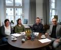 Bild: kgg
Mit Gastronomen, Anwohnern und Polizei fand im Kunsthaus ein runder Tisch hinsichtlich der Außenbewirtschaftung in der Waldsassener Innenstadt statt: Im Bild (von links) Beatrix Rustler, Andrea Ernstberger, Polizeihauptkommissar Manfred Liebl und Bürgermeister Bernd Sommer.