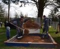 Bild: gi
Reges Treiben herrschte beim Gartentag der Kindertagestätte St. Anna. Engagierte Mütter und Väter des Elternbeirats, freiwillige Eltern und das Personal brachten den Garten für den Nachwuchs auf Vordermann. Mit neuem Sand wurde zum Beispiel der Sandkasten der Kinderkrippe gefüllt.