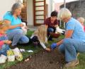 Bild: kö
Vor dem "Haus der Pfarrgemeinde" pflanzte der Gartenbauverein in einer Kinderaktion Narzissen, Krokusse und Tulpen.