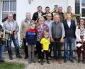Bild: njn
Die Stadtkapelle überbringt ihrem Ehrendirigenten Josef Faltenbacher (erste Reihe, Vierter von rechts) einen musikalischen Gruß zum 80. Geburtstag. Mit auf dem Bild: Faltenbachers Tochter Tanja (Fünfte von links) mit Ehemann Jürgen (Fünfter von rechts) und den Kindern Simon und Kilian (Vierter und Sechster von links) sowie das Leiterduo der Stadtkapelle mit German Martetschläger (Zweiter von links) und Robert Faltenbacher (rechts).