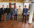 Bild: bsc
Der langjährige Forstbetriebsleiter Gerhard Schneider (Dritter von links) hat für den Naturpark Steinwald viel geleistet und zahlreiche Maßnahmen unterstützt. Bei der Jahreshauptversammlung dankten (von links) stellvertretender Landrat Alfred Scheidler, Naturpark-Vorsitzender Eberhard Freiherr von Gemmingen-Hornberg sowie der Vorsitzende der Steinwald-Allianz Hans Donko (Dritter von rechts) und der Leiter der Koordinierungsstelle für die 19 bayerischen Naturparke, Arjen de Wit (Zweiter von rechts). Forstdirektor Dirk Lüder (rechts) und Forstbetriebsleiter Norbert Zintl (Mitte) wünschten sie viel Erfolg.