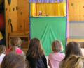 Bild: öt
In der Turnhalle des Kinderhauses zog Animateurin „Flusi“ die Kleinen mit ihrem Kasperltheater in ihren Bann.