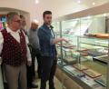 Bild: jzk
Nicht nur Museumsleiter Anton Heindl, HAK Ehrenvorsitzender Hans Rösch und HAK Vorsitzender Robert Schön (von links) waren sehr beeindruckt von der Privatsammlung von Tobias Damberger (rechts).