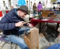 Bild: bgl
Es rührt sich was rund ums Doktor-Eisenbarth- und Stadtmuseum, als die neue Saison eröffnet wird. Beim Kunsthandwerkermarkt bearbeitet dieser Goldschmied einen Schmuckgegenstand.