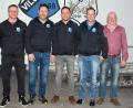 Bild: sön
Der geschäftsführende Vorstand des SV Vilshofen mit Schriftführer Christian Grabinger, stellvertretendem Vorsitzender Stefan Eigelsperger, Vorsitzendem Timmy Grunewald und Kassenwart Roland Schön (von links). 3. Bürgermeister Gerhard Schnabel (rechts) gratulierte.