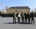 Bild: exb/Rick Schnell
Oberstabsfeldwebel Hecht (Zweiter von links) bekommt seine Auszeichnung vor der angetretenen dritten Batterie des Artilleriebataillons 131.