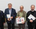 Bild: hai
Für besondere Verdienste um das Feuerwehrwesen zeichnet Kreisbrandrat Hermann Schreck (links) Pfarrer Dirk Grafe, Kfz-Meister Paul Scharf und Bürgermeister Manfred Porsch (von rechts) aus.
