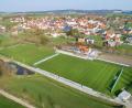 Bild: Thilo Hierstetter
Die im Tal unterhalb der Ortschaft gelegene Sportanlage der DJK Gebenbach soll an die vom Bayerischen Fußballverband geforderten Regularien angepasst werden. Dabei ist von Kapazitätserweiterung, eigenem Gästeblock und Sicherung der Rettungswege ebenso die Rede wie von einer Einbahnstraßen-Regelung rund um das Gelände. Zudem müsste gewährleistet werden, dass Spieler beim Betreten des Rasens nicht mit Zuschauern in Berührung kommen.