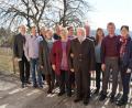 Bild: rkp
Ehepaar Johann und Barbara Nirschl (Mitte) im Kreise ihrer Familie. Auch Bürgermeister Walter Schauer (links) überbrachte Glückwünsche.