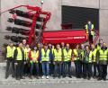 Bild: no
Die Führung leitete Roman Scheller (rechts), der bei der Firma Horsch für den Bereich Produktion/Marketing zuständig ist. Zweiter von links Werner Englhard, der die Informationsfahrt organisierte.