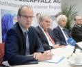 Archivbild: Gabi Schönberger
Nicht gerade fröhliche Gesichter. Kliniken-Vorstand Josef Götz (links) konnte zwar in einer nichtöffentlichen Aufsichtsratssitzung seinen Kopf retten, aber er muss künftig zwei weitere Vorstandskollegen an seiner Seite dulden. So befand der Rat, dem auch (von rechts) die Landräte Andreas Meier, Wolfgang Lippert und Oberbürgermeister Kurt Seggewiß angehören.