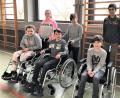 Bild: rgr
Die Schüler der 5. und 6. Klasse der Grafenwöhrer Mittelschule testen beim Projekt "Inklusion" aus, wie es ist, im Rollstuhl zu sitzen.