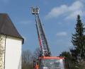 Bild: sei
Mit der Drehleiter der Feuerwehr Weiden begutachtete Harald Puckschamel, Vorsitzender des Fördervereins das Dach der Moritzkirche. Dies war duch den Einsatz von Brandmeister Michael Wirth möglich.